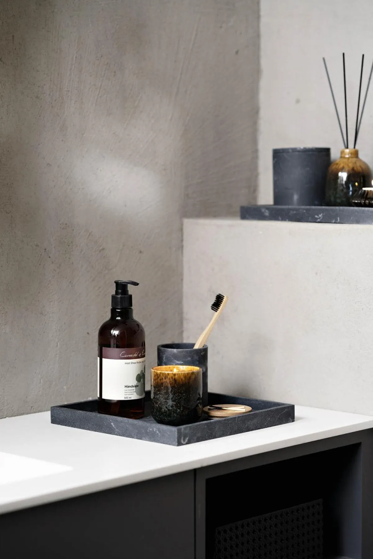 Online Fat marmor sort 25x25cm Baderomsartikler