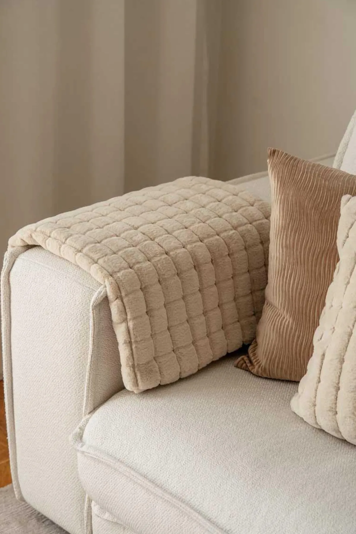 Outlet Pledd Faux fur ruter 130x170cm Pledd