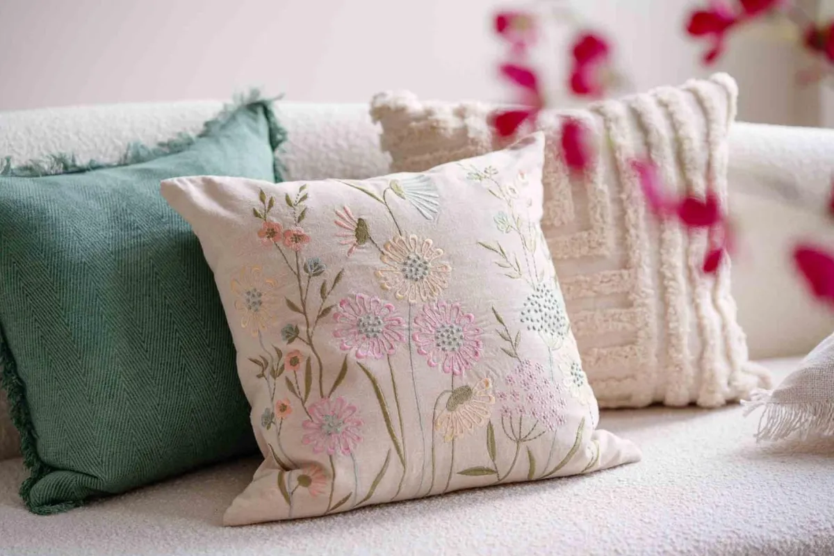 Puterekk Saga brodert multi 48x48cm Putetrekk